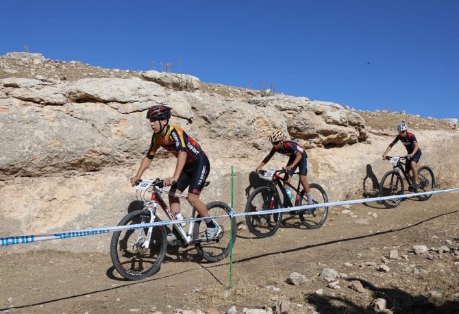 Mardin’de Bisikletçiler, Dara Antik Kenti’nde Pedal Çevirdi