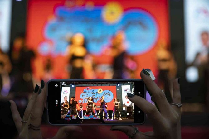 Mersin Gençlik Festivali ’Duman Konseri’ İle Sona Erdi