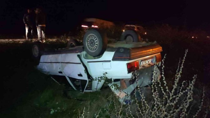 Kontrolden Çıkan Otomobil Devrildi: 4 Yaralı