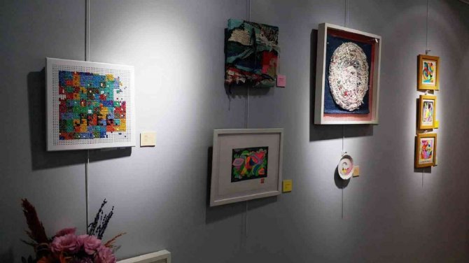 Ressam Arı, Dördüncü Kişisel Sergini Açtı