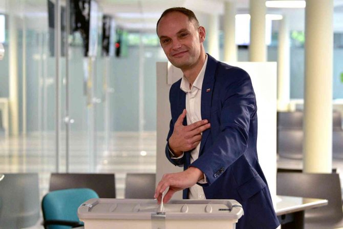 Slovenya’da Cumhurbaşkanlığı Seçimi İkinci Tura Kaldı