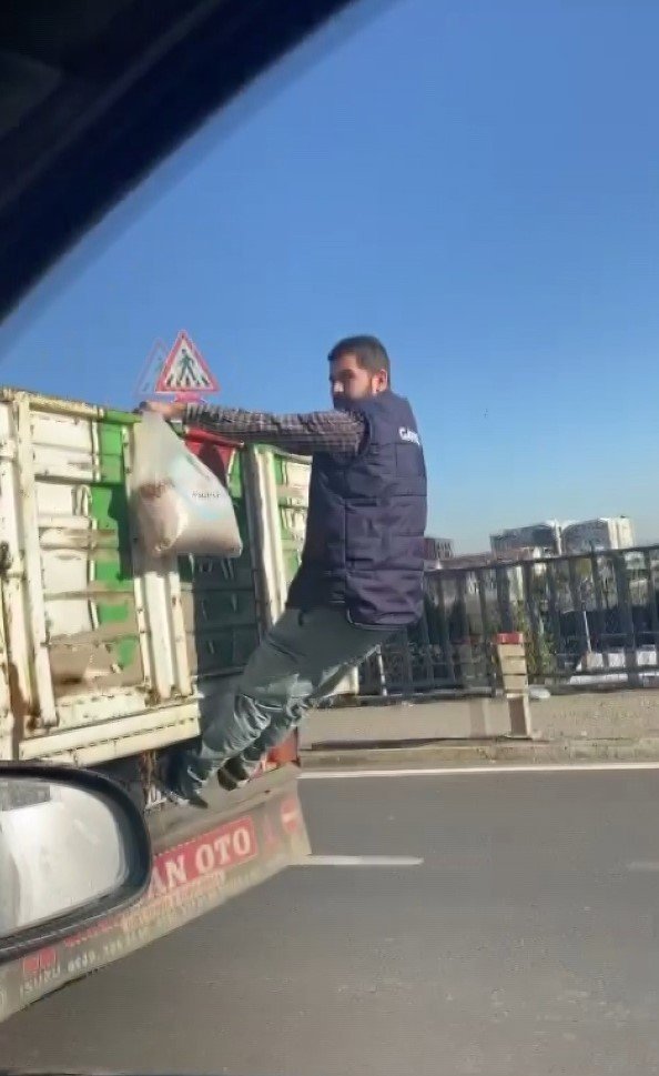 Tuzla’da Kamyonet Kasasına Asılı Yolculuk Kamerada