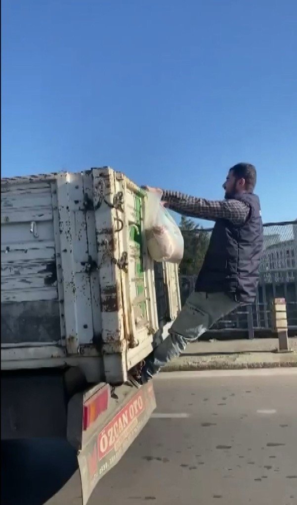 Tuzla’da Kamyonet Kasasına Asılı Yolculuk Kamerada