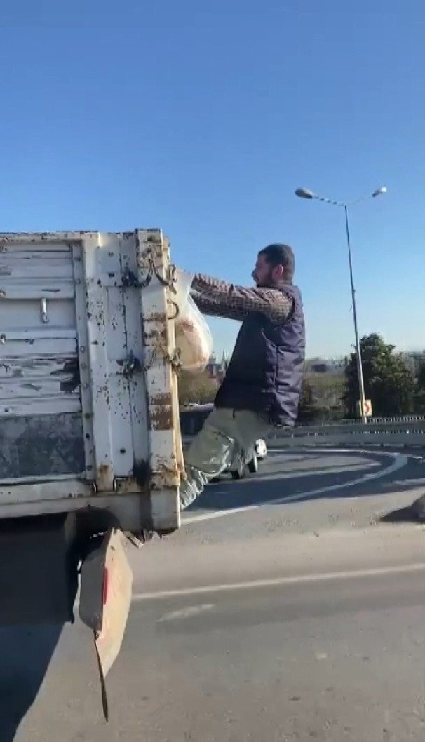 Tuzla’da Kamyonet Kasasına Asılı Yolculuk Kamerada