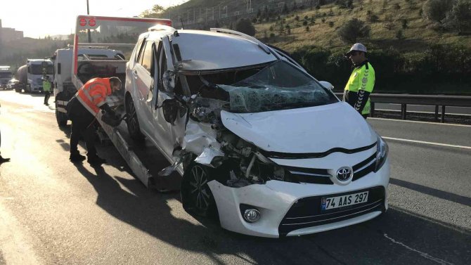 Tıra Çarpan Otomobildeki 6 Kişi Yaralandı