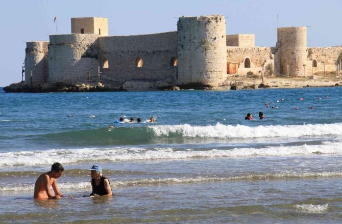 Kızkalesi’nde Sonbaharda Da Deniz Keyfi Sürüyor