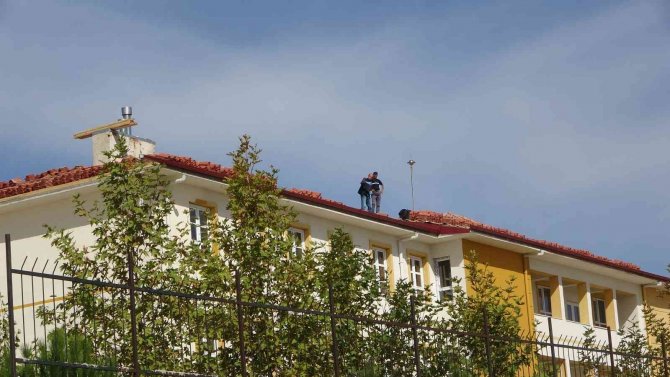 Okulun Çatısından Düşen İnşaat Ustası Hayatını Kaybetti