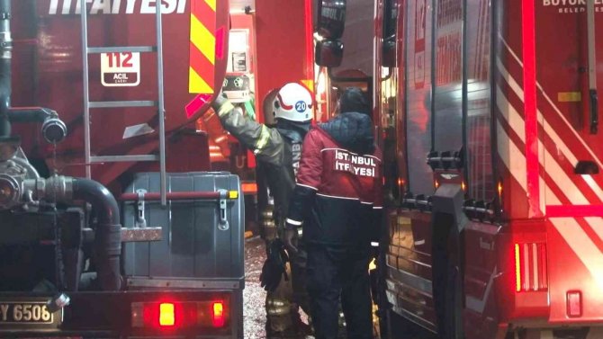 Zeytinburnu’nda Karton Bardak İmalatı Yapılan Fabrikada Çıkan Yangın Kontrol Altına Alındı