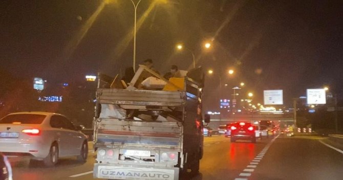 Maltepe’de Kamyonet Kasasında Tehlikeli Yolculuk: Sohbet Eşliğinde Sigara İçtiler