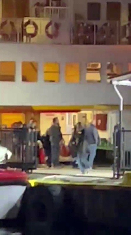 Adalar Vapurunda Bir Polis İntihar Etti, Seken Kurşun İle Çocuk Yaralandı
