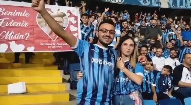 Evlenme Teklifini Tribünde Yaptı