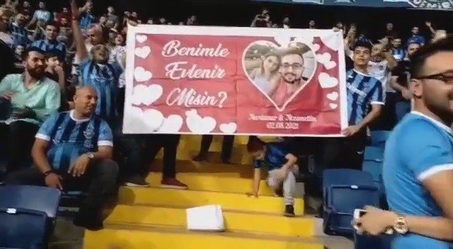 Evlenme Teklifini Tribünde Yaptı