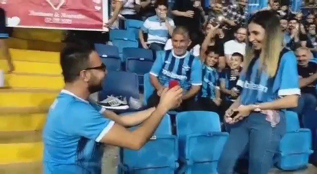 Evlenme Teklifini Tribünde Yaptı