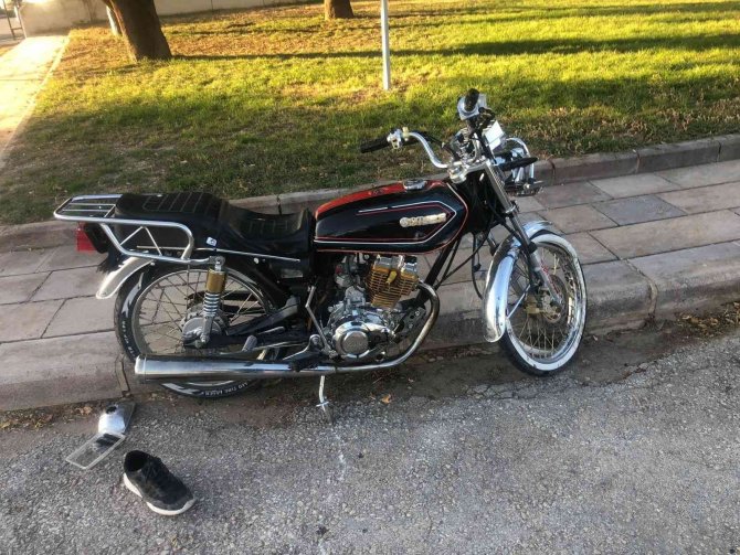 Otomobile Çarpan Motosiklet Sürücüsünün Bir Ayağı Parçalandı