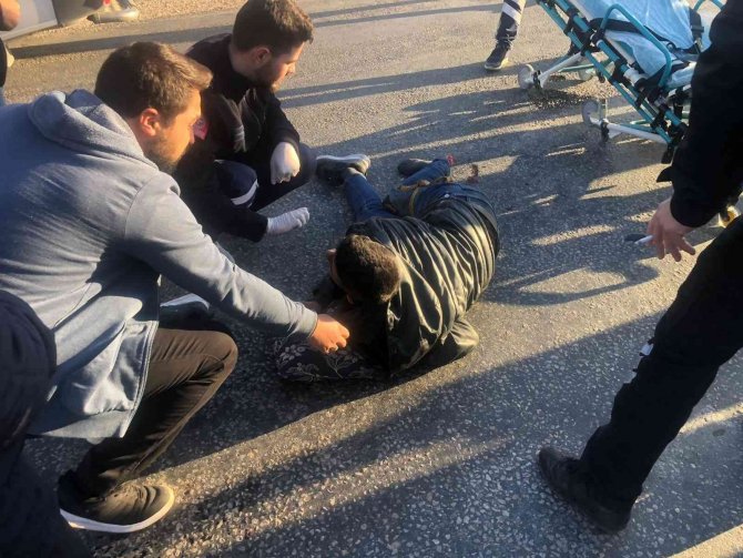Otomobile Çarpan Motosiklet Sürücüsünün Bir Ayağı Parçalandı
