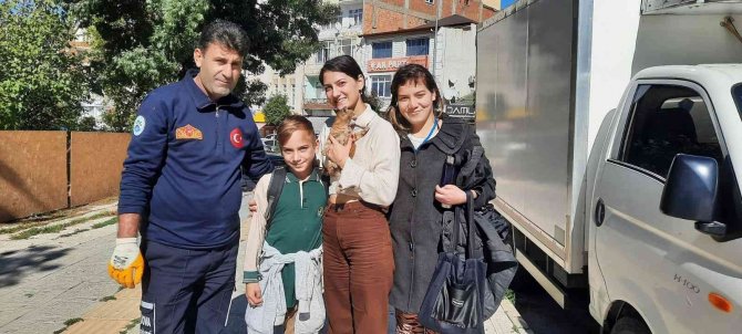 Sıkıştığı Kamyonette Kurtarılmasını Sağladığı Kediyi Sahiplendi