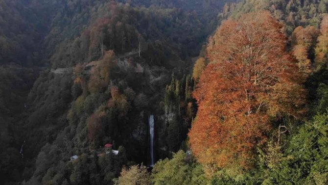 Maral Şelalesi Sonbaharda Doğaseverlerin İlgi Odağı