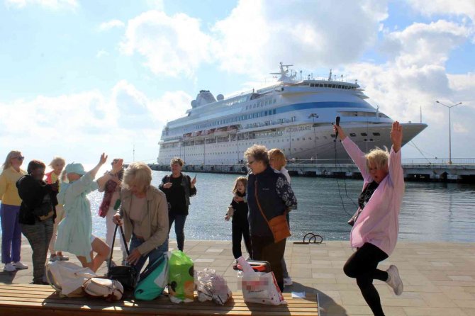 Kruvaziyer Gemisi Karadeniz’de 15 Bin Rus Turist Taşıdı