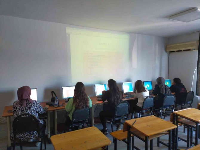 Aydın’da Yurtta Kalan Öğrenciler Kendilerini Geliştiriyor