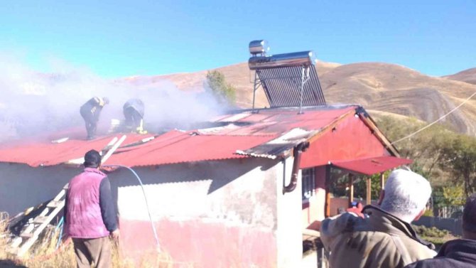 Bayburt’ta Çatıda Çıkan Yangın Söndürüldü
