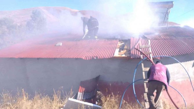 Bayburt’ta Çatıda Çıkan Yangın Söndürüldü