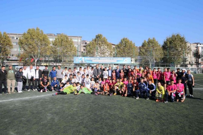 Genç Yaş Futbol Şampiyonasına Bayrampaşa Ev Sahipliği Yaptı