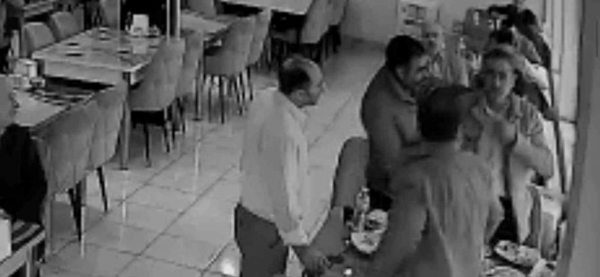 Van’da Panik Dolu Anlar: Nefes Borusuna Yiyecek Kaçan Müşteriyi İş Yeri Sahibi Kurtardı