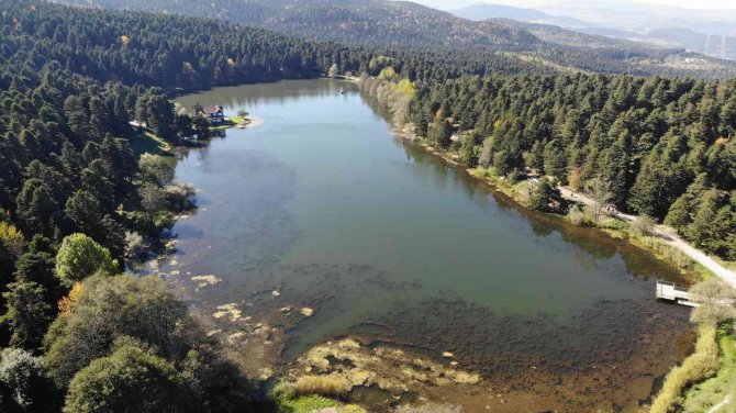 Gölcük Tabiat Parkı’nda Sonbahar Güzelliği Mest Etti