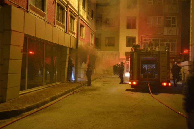 Depoda Çıkan Yangın Mahalleliyi Sokağa Döktü