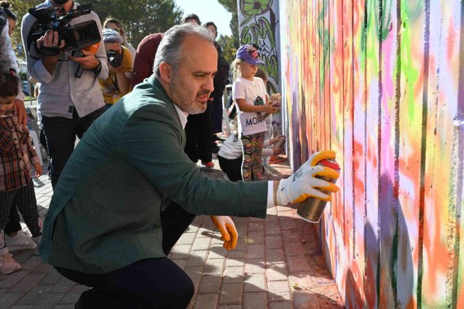 Bursa’da Duvarları Tuvale Dönüştüren Şenlik