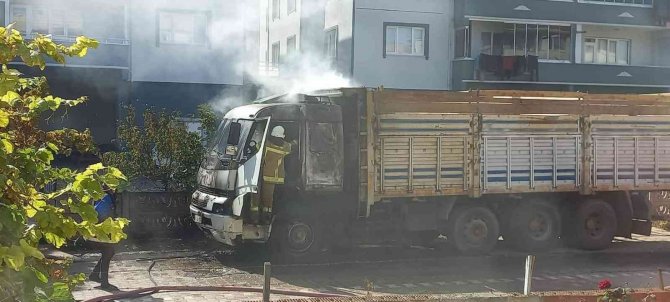 Kamyon Alev Alev Yandı