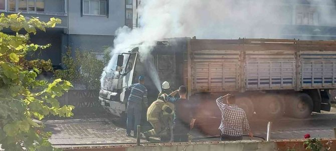 Kamyon Alev Alev Yandı