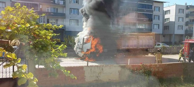 Kamyon Alev Alev Yandı