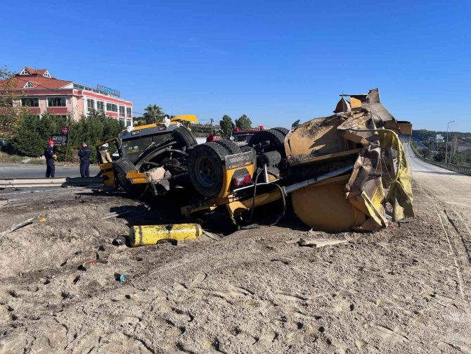E-5’te Hafriyat Kamyonu Bariyere Çarparak Devrildi: 1 Yaralı