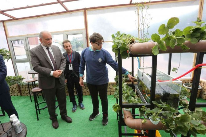 Başkan Sandıkçı: “Gençler İçin Yeni Projeler Kazandırmaya Devam Edeceğiz”