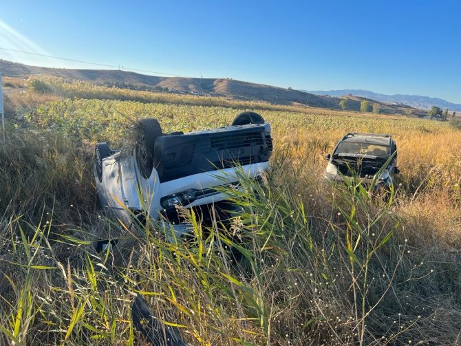 Çarpışan İki Hafif Ticari Araç Tarlaya Uçtu: 6 Yaralı