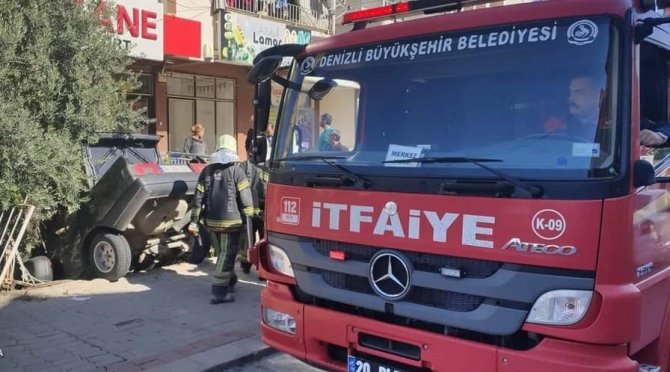 Kontrolden Çıkan Otomobil Evin Bahçesine Çakıldı