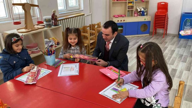 Digor’da Kaymakamdan Çocuklara Oyuncak