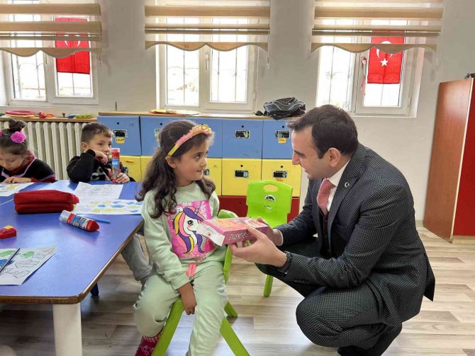 Digor’da Kaymakamdan Çocuklara Oyuncak