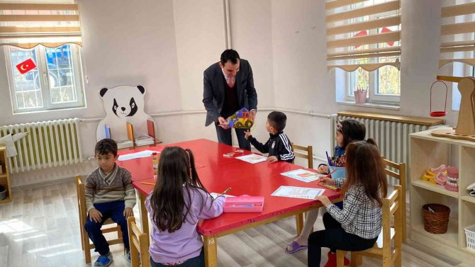 Digor’da Kaymakamdan Çocuklara Oyuncak