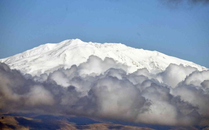 Beyaza Bürünen Süphan Dağı Görüntüsüyle Hayran Bıraktı