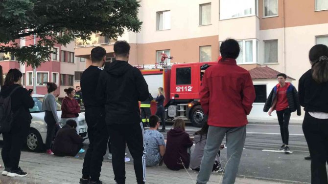 Apartta Ocakta Çıkan Yangın Korkuttu