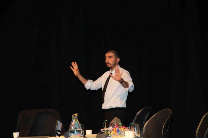 Elazığ’da ’Metot’ Adlı Tiyatro Oyunu Sahnelendi