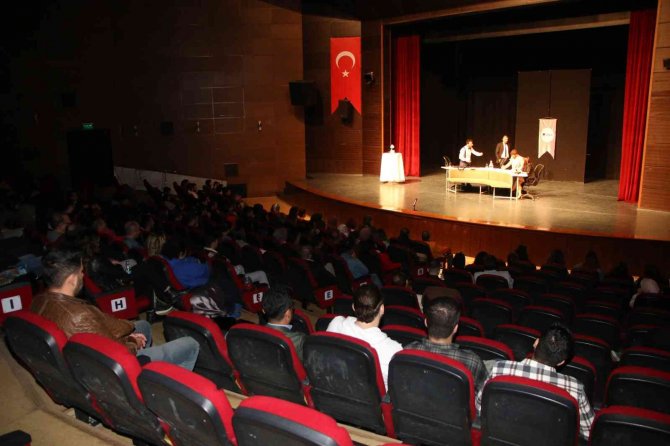 Elazığ’da ’Metot’ Adlı Tiyatro Oyunu Sahnelendi