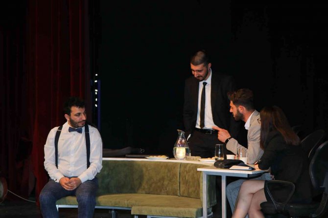 Elazığ’da ’Metot’ Adlı Tiyatro Oyunu Sahnelendi