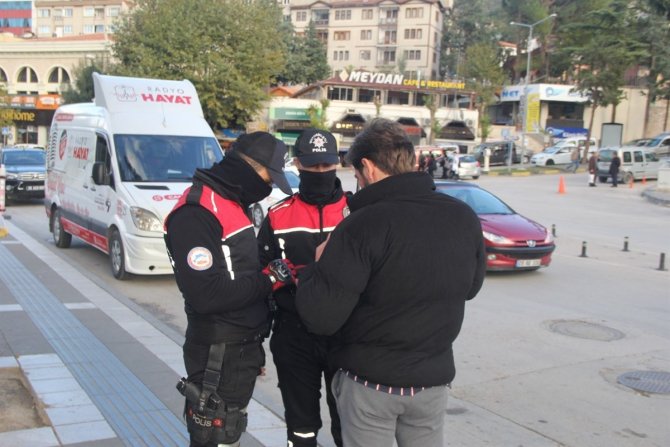 Mal Ve Hizmet Satmak Suretiyle Halkı Rahatsız Eden Şahıslara Ve Dilencilere Yönelik Uygulama Gerçekleştirildi