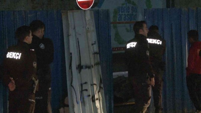 Fatih’te Bir Kişi Şantiye Bariyerlerinin Arkasında Ölü Bulundu