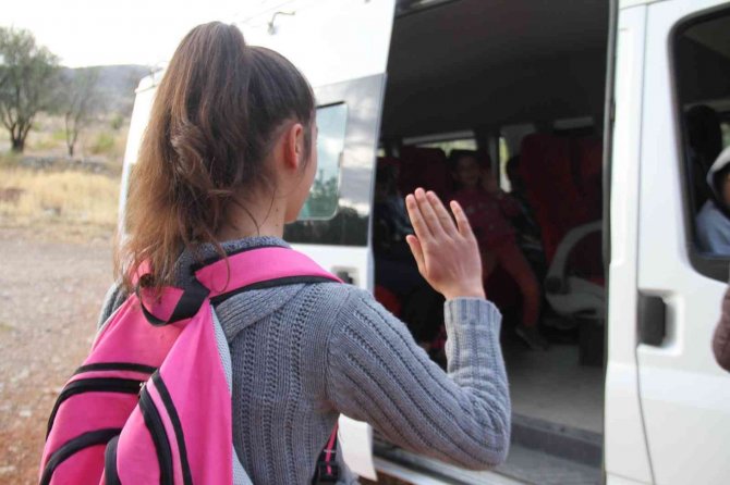 3 Kilometrelik Fark Bir Kızın Eğitim Hayatına Mal Oldu