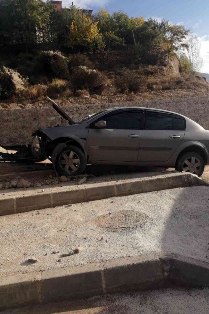 Otobüse Çarpmamak İçin Manevra Yapınca Kaza Yaptı