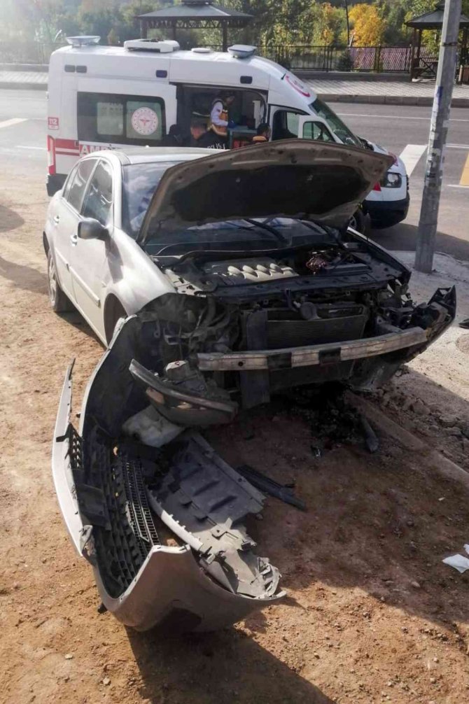 Otobüse Çarpmamak İçin Manevra Yapınca Kaza Yaptı